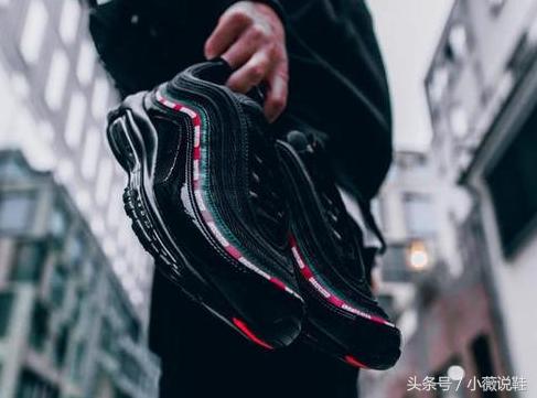 什么牌子的小黑鞋好穿又好看,小白鞋和小黑鞋