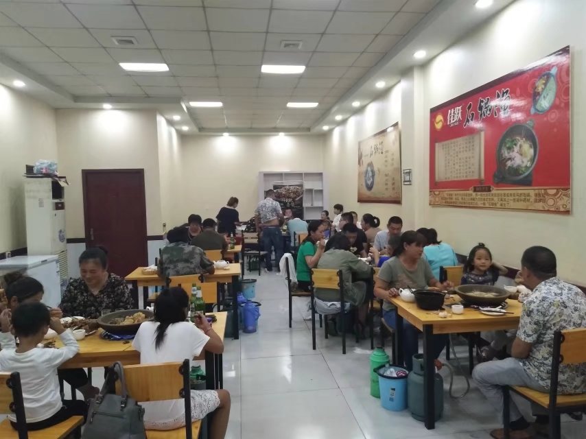 十几元自助鸡公煲,炭炉鸡煲人均消费