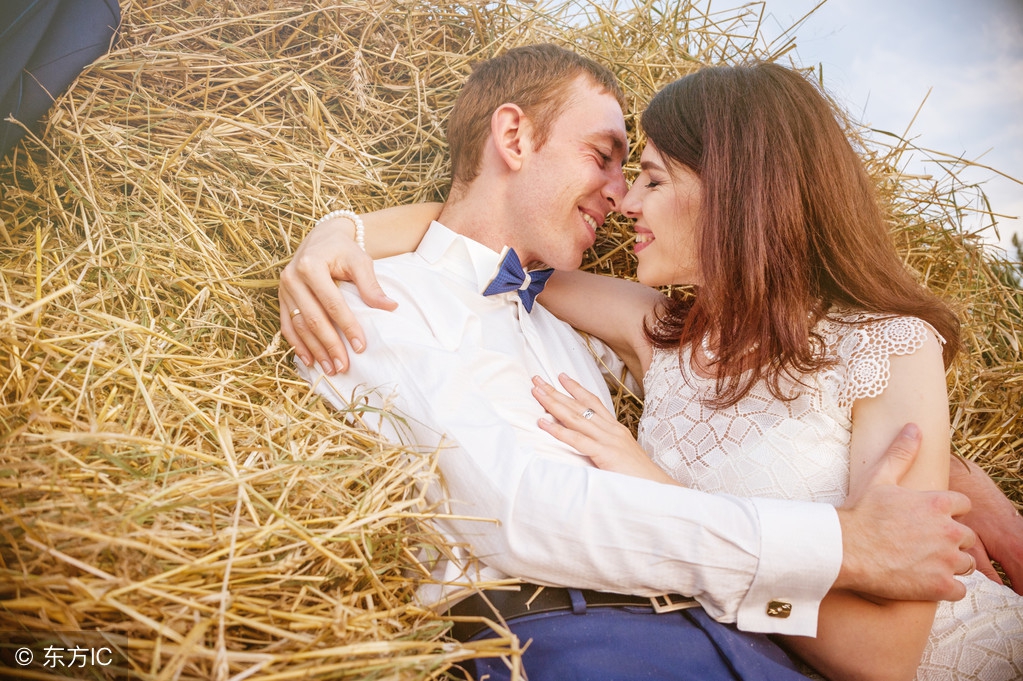 怀孕的村花被返城的对象甩了，她疯了，把刚刚出生的小男孩掐死了