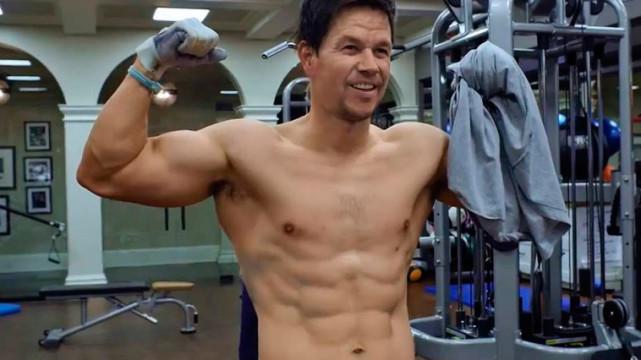 好莱坞巨星马克·沃尔伯格否认使用类固醇,坚称是自然健身!