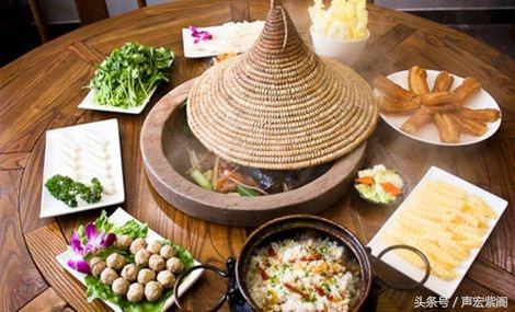 石头锅草帽盖特色鲜明，来河北石家庄赵县建设路品尝鲜美的石锅鱼