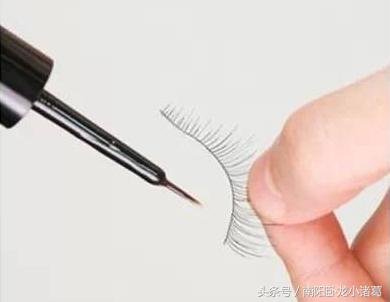 睫毛粘完不舒服怎么回事,睫毛稀短就用睫毛增长液
