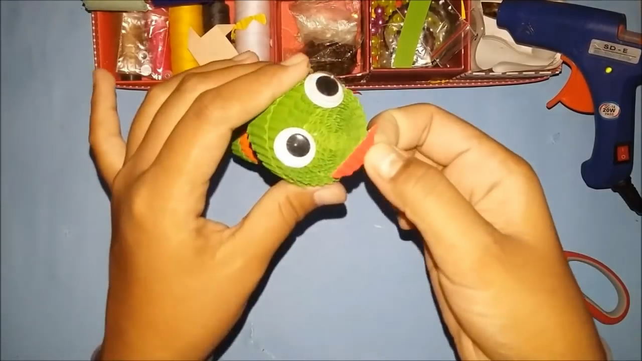 用卫生纸做的毛毛虫简单又好看,儿童手工纸做毛毛虫