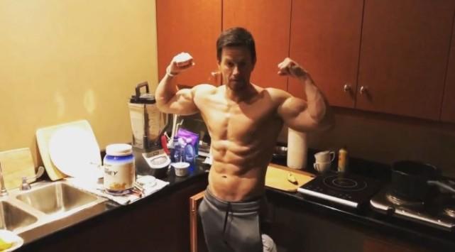 好莱坞巨星马克·沃尔伯格否认使用类固醇,坚称是自然健身!