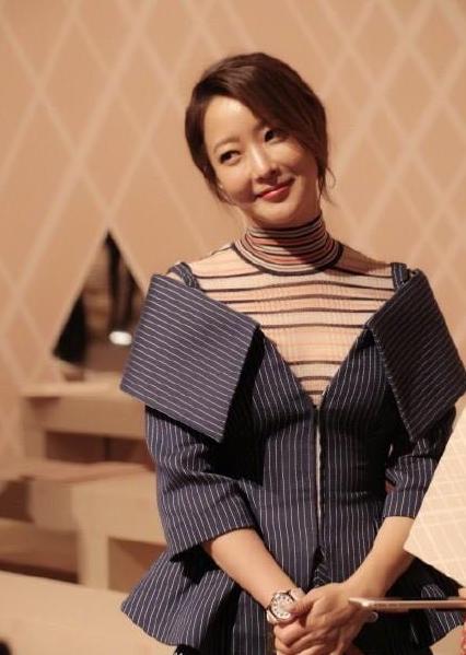 古力娜扎金喜善同框 (古力娜扎撞衫金喜善谁更美)