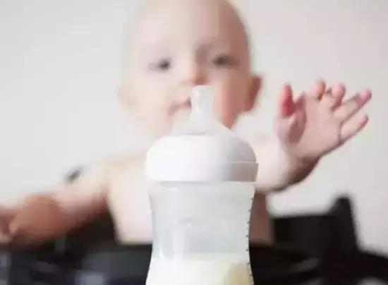 滚水泡奶粉会有什么危害,你真的会冲调奶粉么