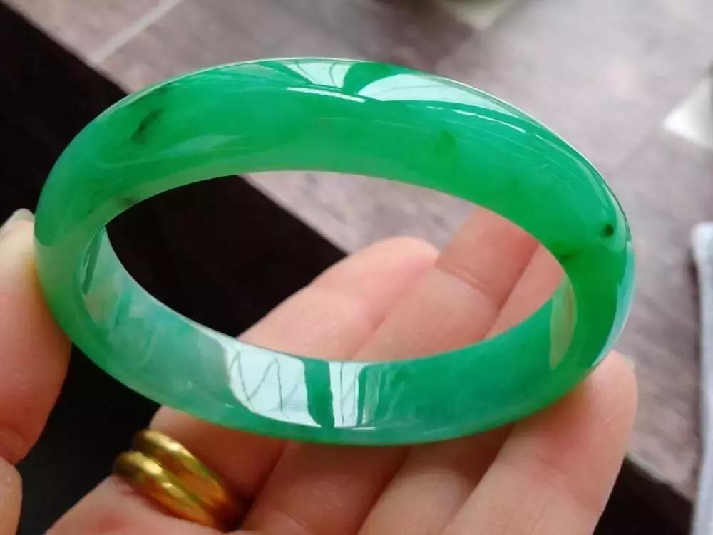 翡翠手镯拿不下来了怎么办,翡翠手镯弄不下来