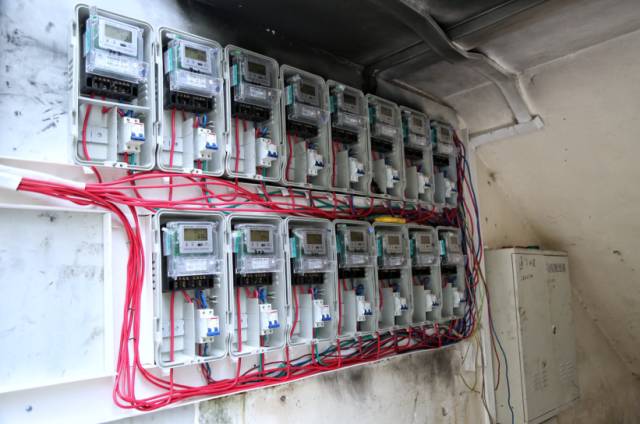 楼道保护器跳闸维修,楼道总电闸有电进户没电什么原因