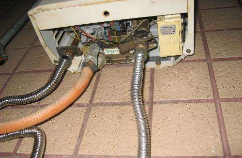 燃气热水器突然爆一声怎么解决,天然气热水器嗡嗡响不停怎么办