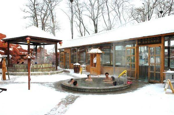 周末温泉别墅欢乐游,周末泡温泉吃美食