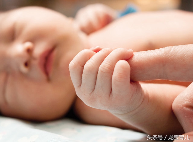 为什么宝宝出生后体重下降,为什么宝宝出生十天体重变轻了