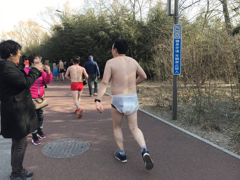 零度只穿内衣裤“裸跑”北京光猪跑开赛
