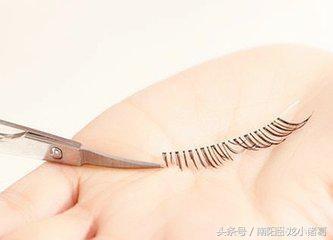 睫毛粘完不舒服怎么回事,睫毛稀短就用睫毛增长液