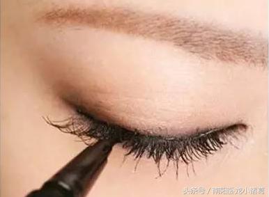 睫毛粘完不舒服怎么回事,睫毛稀短就用睫毛增长液