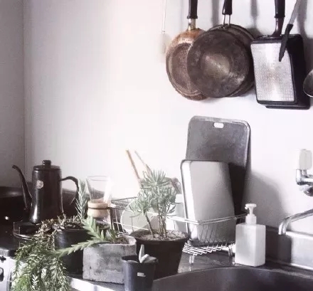 跟着“盐系”人设一起火了的，还有盐系家居