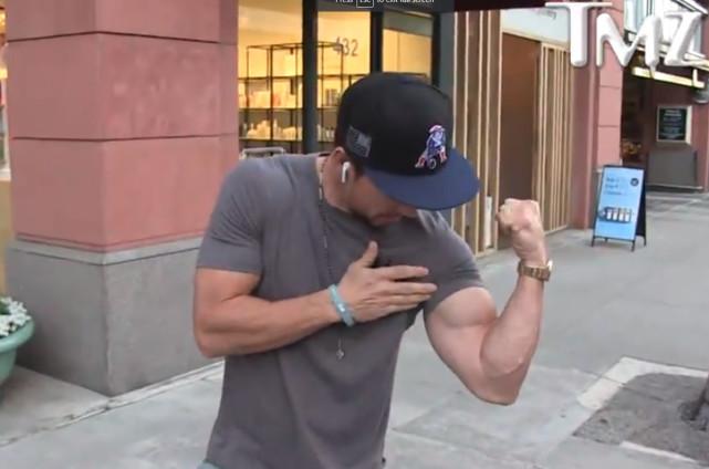 好莱坞巨星马克·沃尔伯格否认使用类固醇,坚称是自然健身!