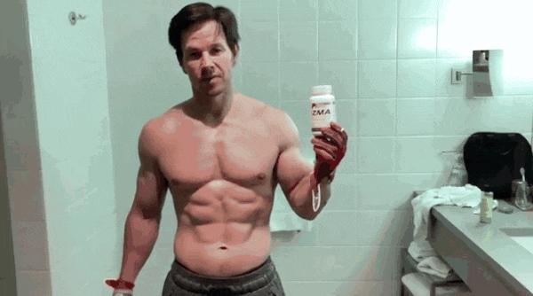 好莱坞巨星马克·沃尔伯格否认使用类固醇,坚称是自然健身!