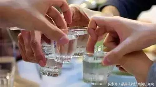 聚餐饮酒产生的法律责任,同桌吃饭人的连带责任法律规定