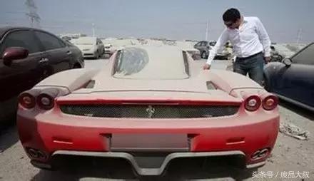 姑娘去迪拜捡垃圾结果,女子非要去迪拜捡垃圾