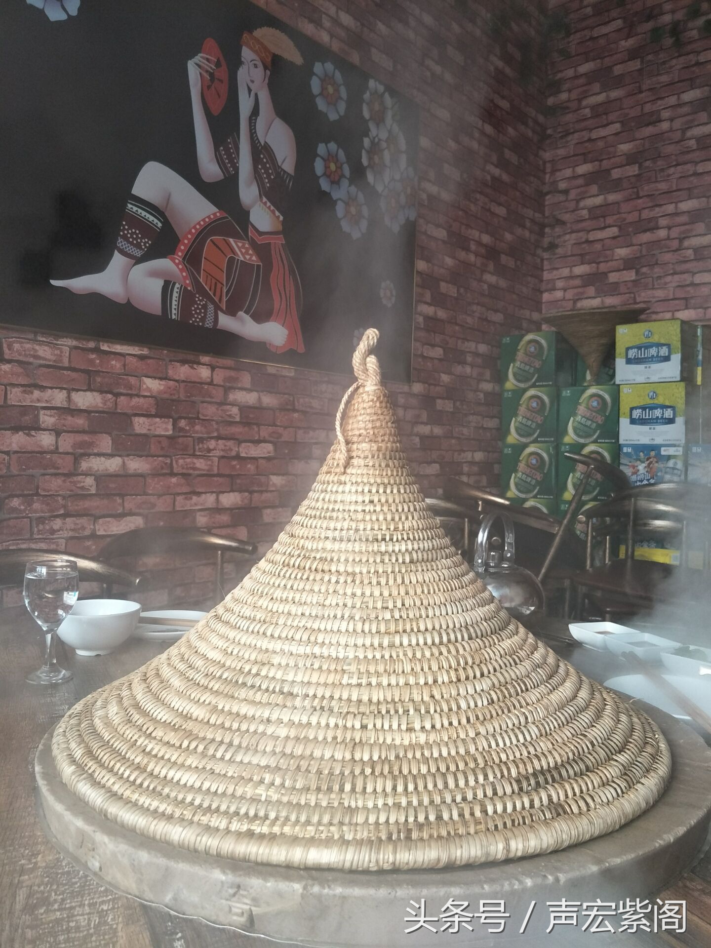 石头锅草帽盖特色鲜明，来河北石家庄赵县建设路品尝鲜美的石锅鱼