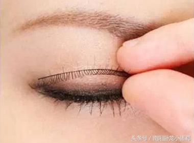 睫毛粘完不舒服怎么回事,睫毛稀短就用睫毛增长液