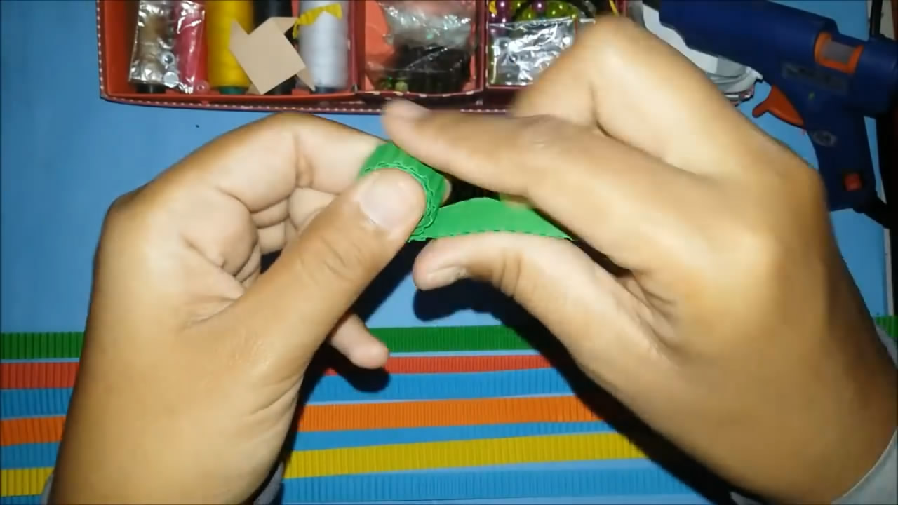 用卫生纸做的毛毛虫简单又好看,儿童手工纸做毛毛虫