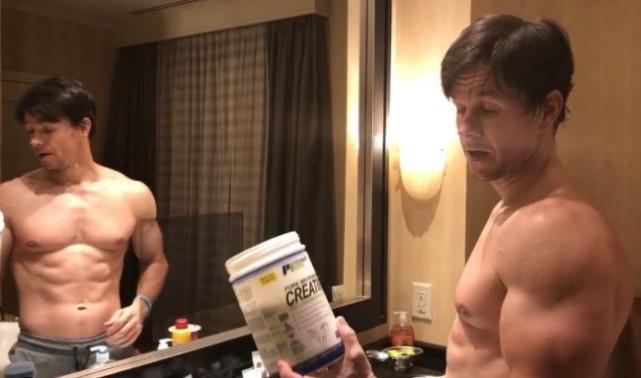 好莱坞巨星马克·沃尔伯格否认使用类固醇,坚称是自然健身!