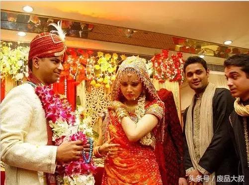 姑娘去迪拜捡垃圾结果,女子非要去迪拜捡垃圾