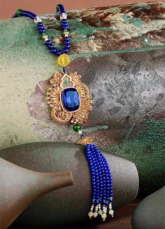 专柜买的大牌戒指，不到一年就掉钻，买家怒骂工艺低级……