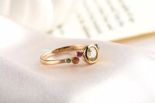 专柜买的大牌戒指，不到一年就掉钻，买家怒骂工艺低级……