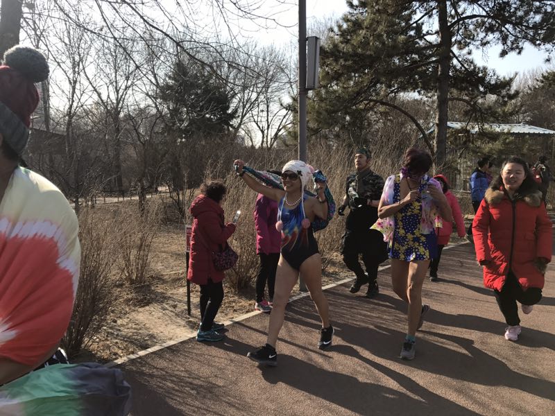 零度只穿内衣裤“裸跑”北京光猪跑开赛