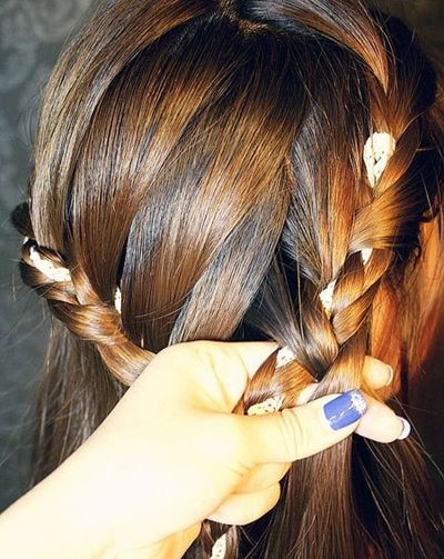 2款超级好看的蜈蚣辫发型图解,短发两个蜈蚣辫编发教程