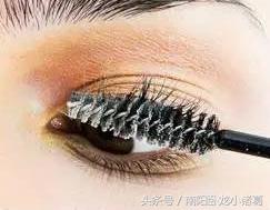 睫毛粘完不舒服怎么回事,睫毛稀短就用睫毛增长液