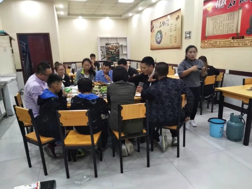 十几元自助鸡公煲,炭炉鸡煲人均消费