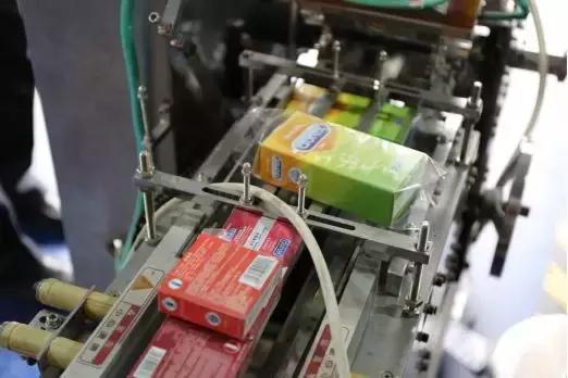 脏硅油浸泡、村妇徒手包装！这样的“名牌”避孕套，你敢用吗？