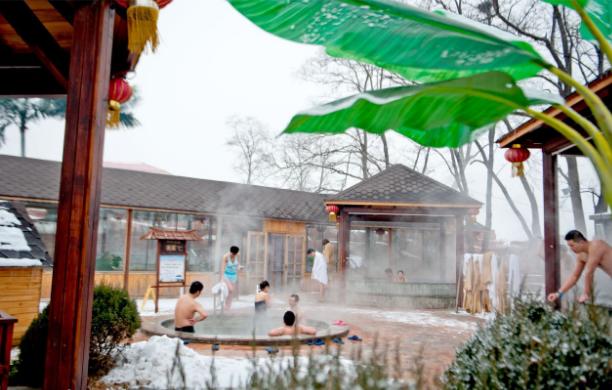 周末温泉别墅欢乐游,周末泡温泉吃美食