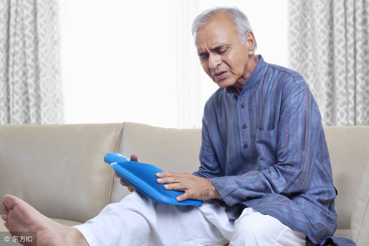 29岁男歌手被热水袋炸毁容!购买热水袋记住“一摸二看三比较”!