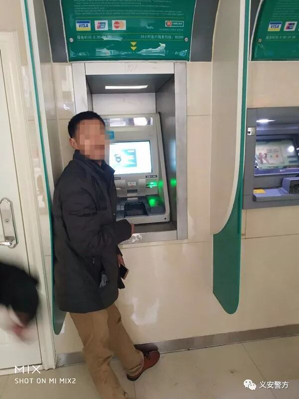 银行卡被吞后自动报警,男子取钱被atm吞掉银行卡不管用