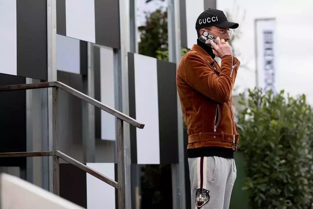 你和时尚之间只差一条腰带,米色同色系撞色穿搭