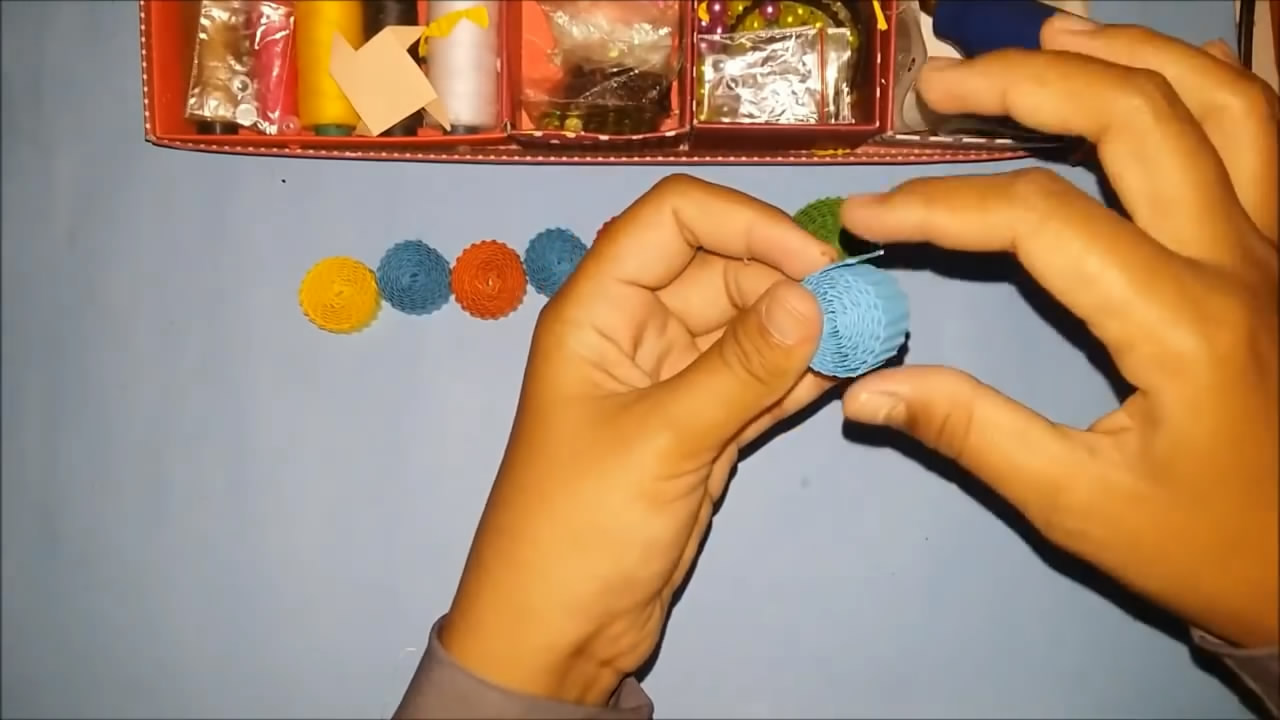 用卫生纸做的毛毛虫简单又好看,儿童手工纸做毛毛虫