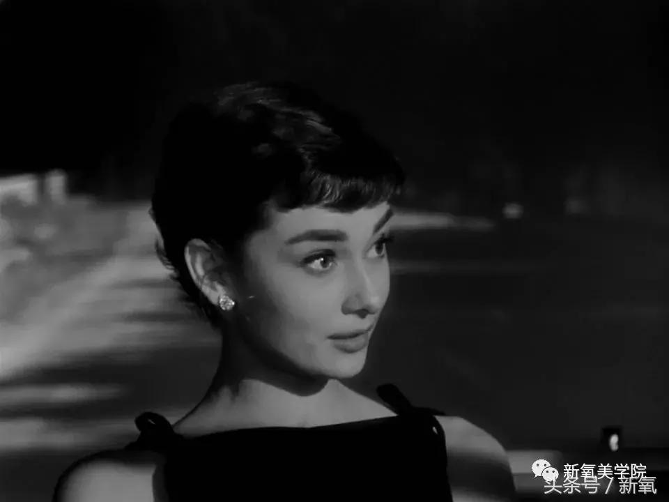 为什么选择赫本而不选梦露,奥黛丽赫本与梦露的人生