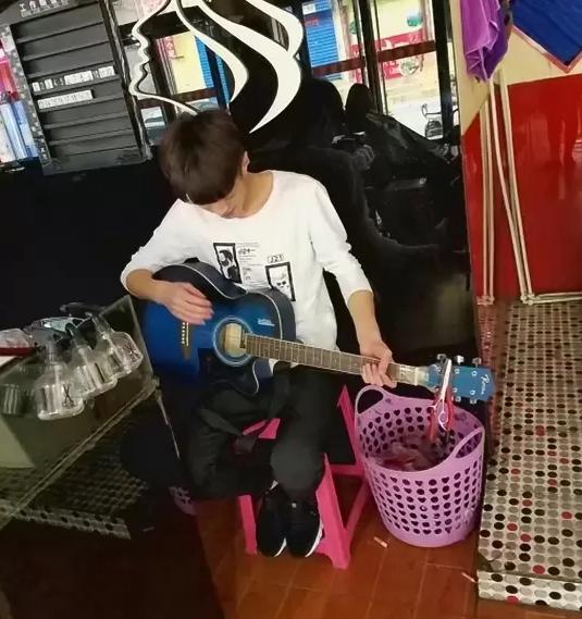 qq飞车车王青山露脸直播,qq飞车车王青山百人逃亡