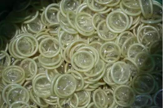 脏硅油浸泡、村妇徒手包装！这样的“名牌”避孕套，你敢用吗？