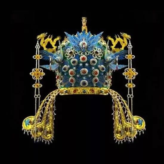 专柜买的大牌戒指，不到一年就掉钻，买家怒骂工艺低级……