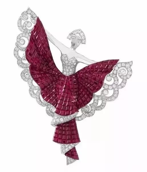 专柜买的大牌戒指，不到一年就掉钻，买家怒骂工艺低级……