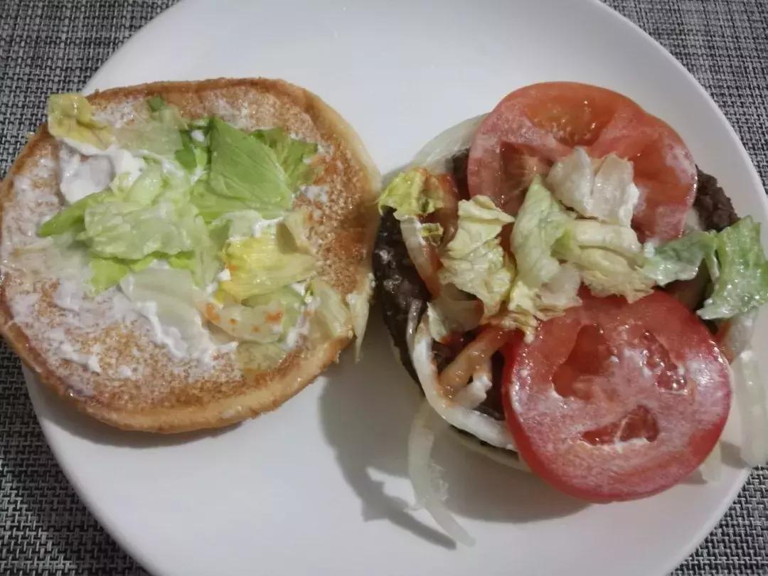 汉堡王皇堡和小黄堡的区别,汉堡王的皇堡是辣的吗