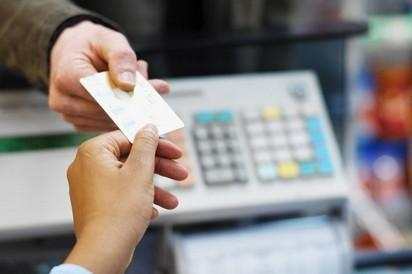 把钱不小心转进信用卡怎么拿出来,不小心存入信用卡10万块钱怎么办