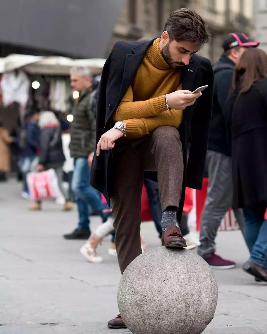 你和时尚之间只差一条腰带,米色同色系撞色穿搭