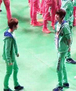 弱弱的问一句，头条有「灿白*党**」吗？