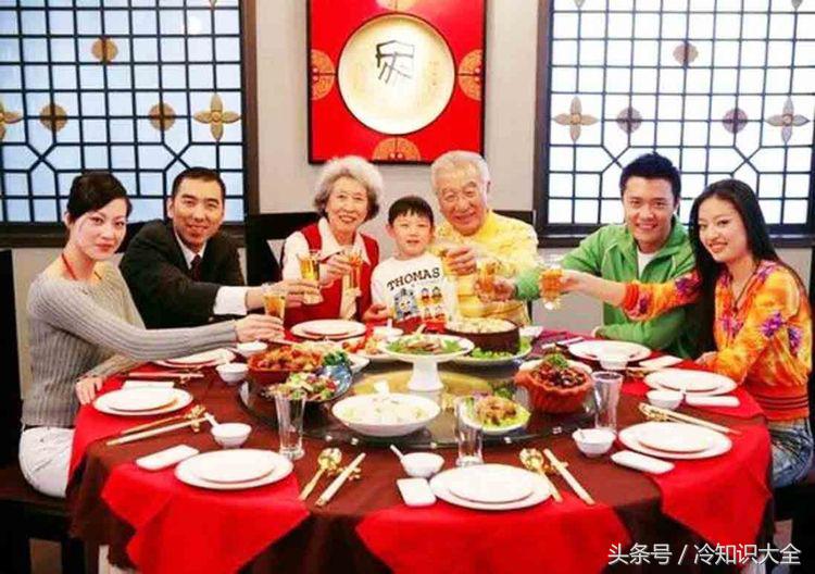 春节贴对联习俗的由来,春节挂灯笼的习俗由来